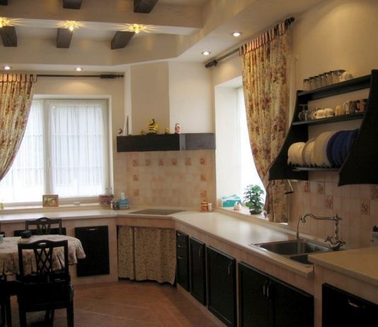 Дизайн кухни в стиле загородного дома