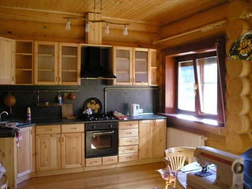 Отделка кухни в деревянном доме