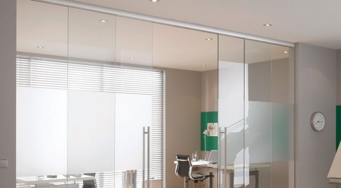 Стеклянные двери в интерьере