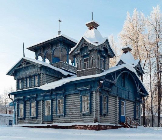 Дом, построенный из деревянных материалов