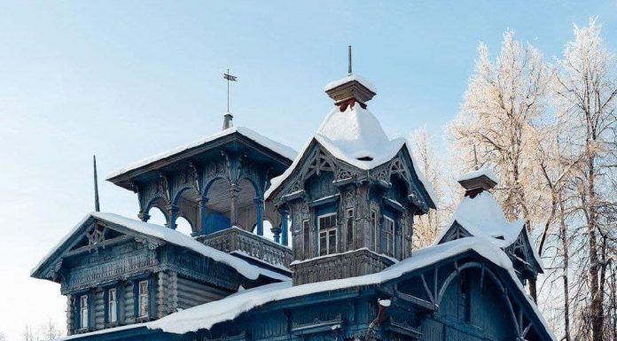 Дом, построенный из деревянных материалов