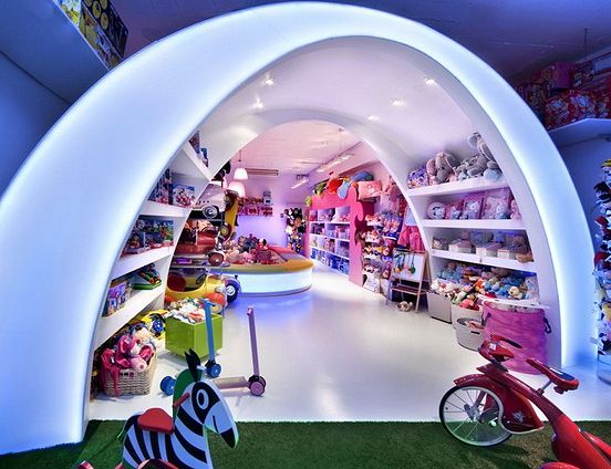 Оформление витрины для игрушек детского магазина